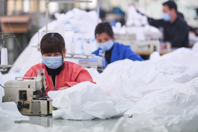 湖北潛江:轉產(chǎn)防護服 助力一線抗疫