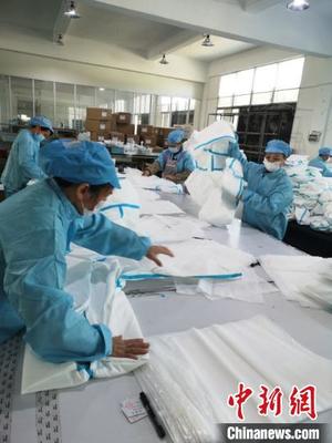 龍巖企業(yè)轉產(chǎn)隔離服:從&ldquo;0&rdquo;到日產(chǎn)&ldquo;6000&rdquo;的蛻變